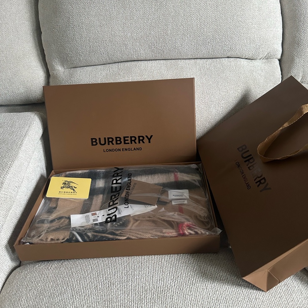 Burberry scarf - Picture 3 of 4